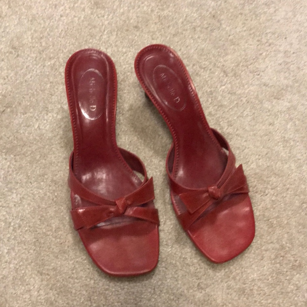 red bow pumps